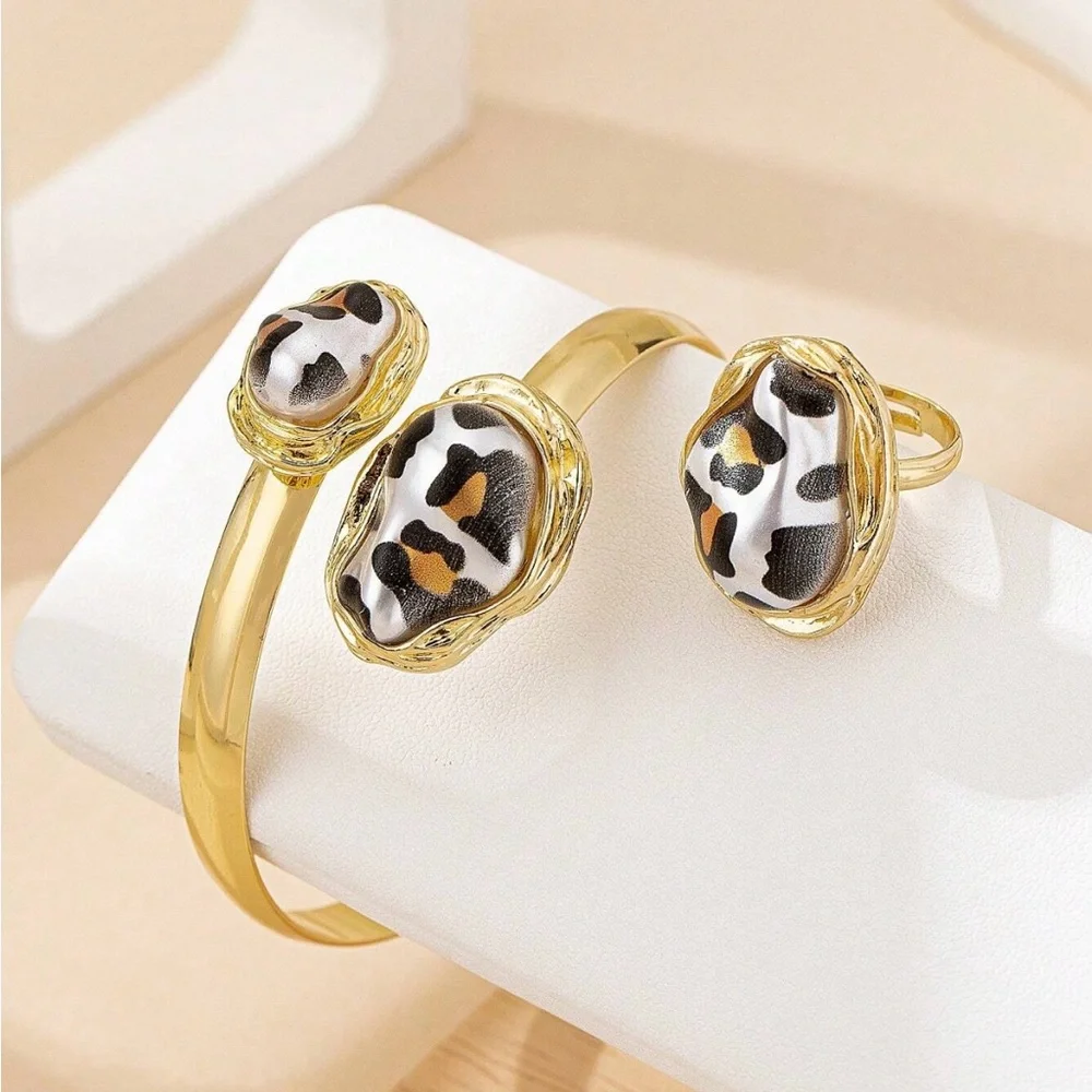 Gold tone zinc alloy set of Adjudtable leopard ring & bracelet - Picture 3 of 5